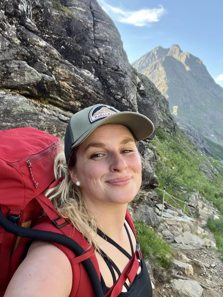Sunny hiking day during a Norway road trip with light clothes and mountain views