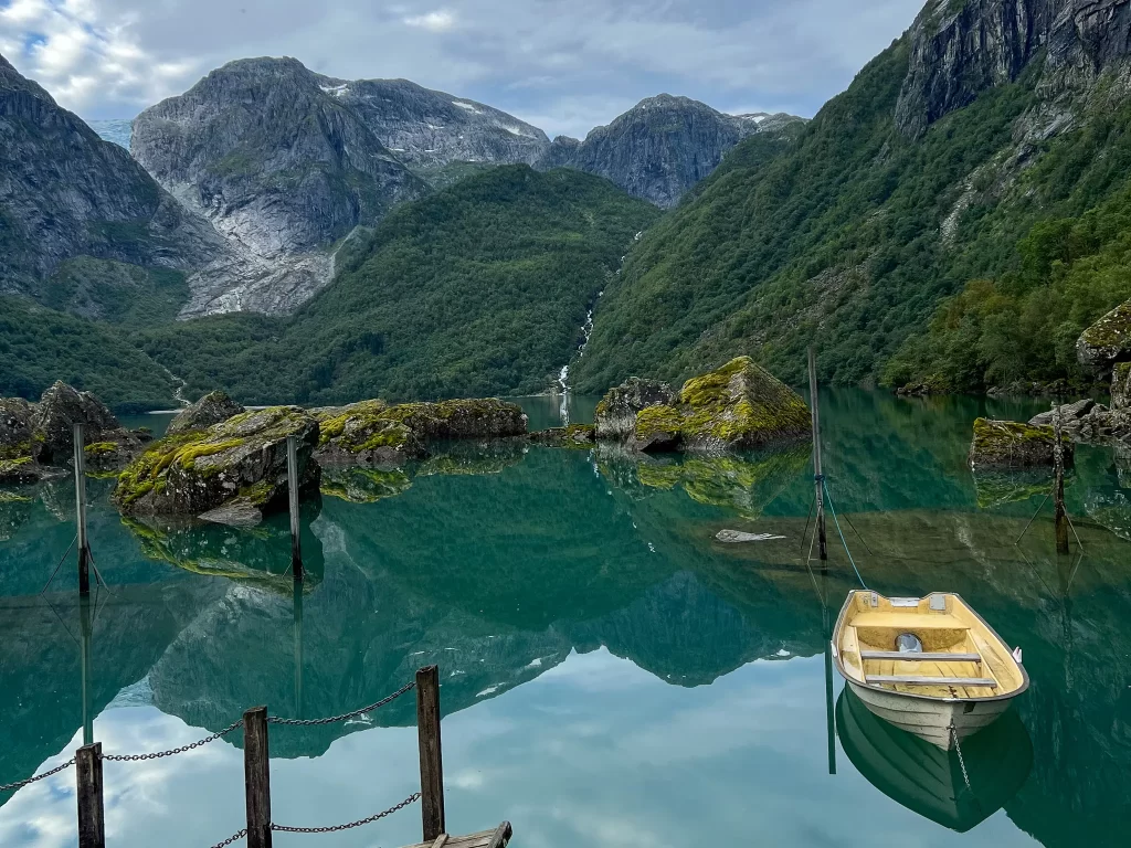 Bondhusvatnet hike in Hardanger, Norway, with turquoise lake, steep mountains and Bondhusbreen glacier