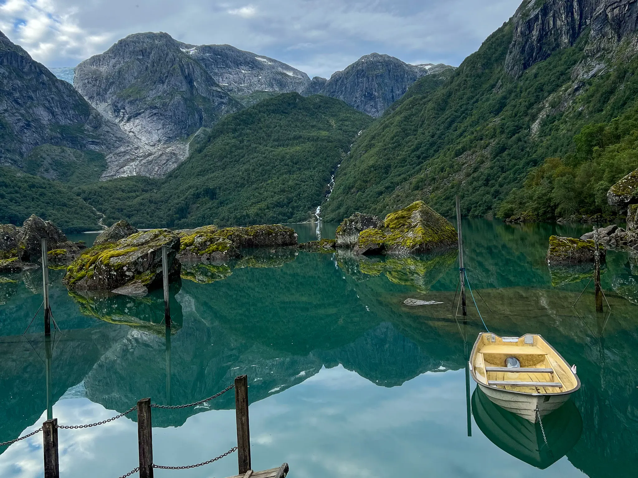 Bondhusvatnet hike in Hardanger, Norway, with turquoise lake, steep mountains and Bondhusbreen glacier